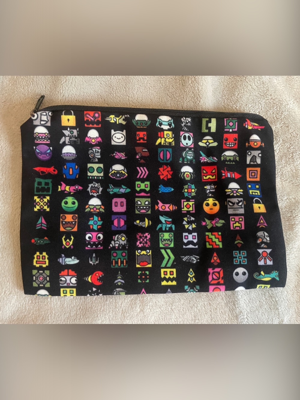 Geometry Dash zippered pouch